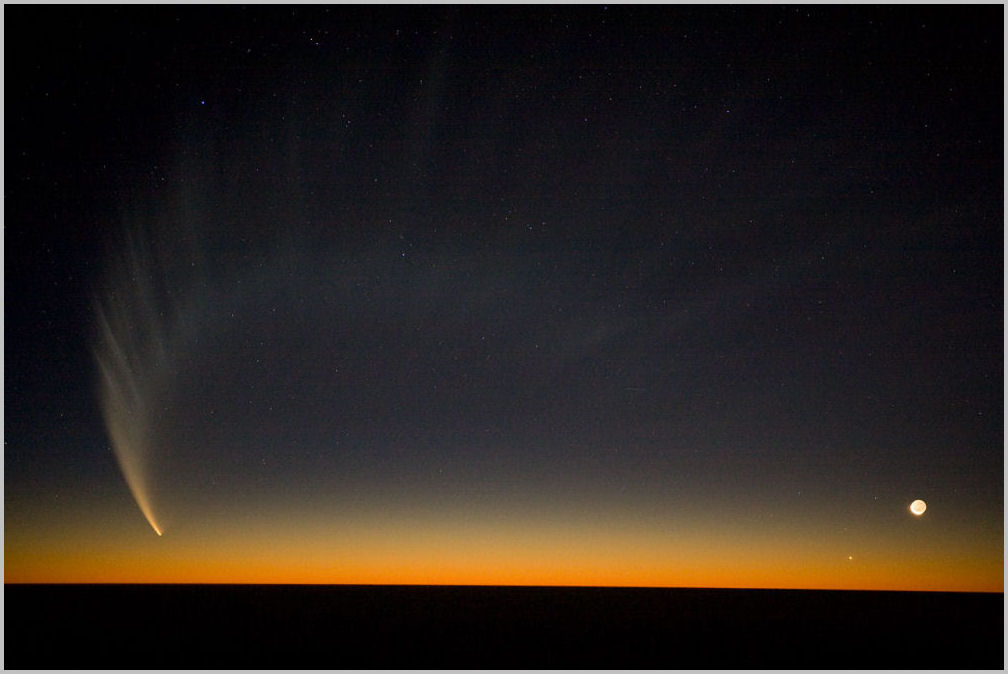 Comet McNaught-ESO-sm (74K)